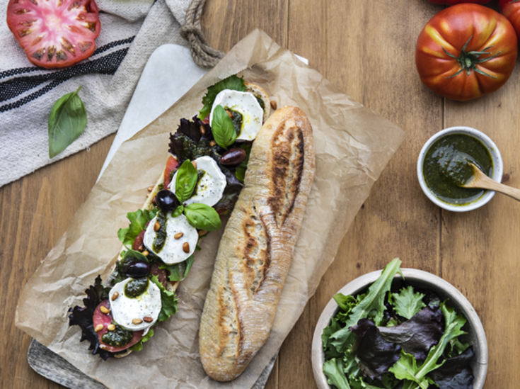 Sandwich au pistou, à la bûche de chèvre et aux jeunes pousses