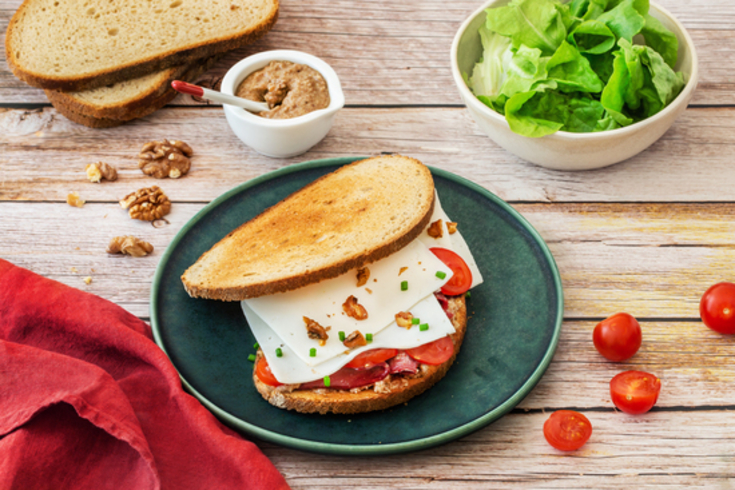 Sandwich campagnard au chèvre et tomates cerises