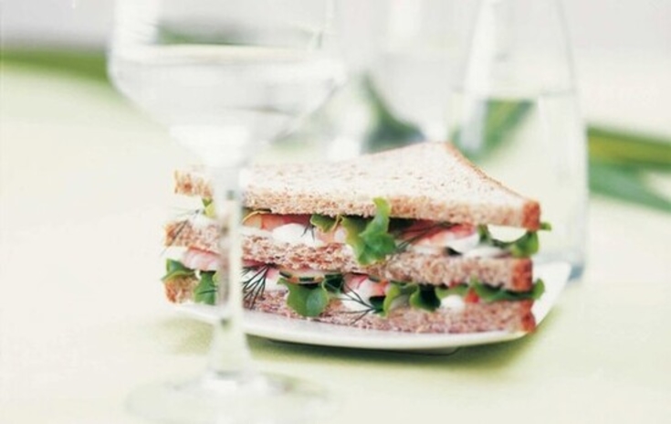 Sandwich triangle au fromage de chèvre courgettes et tomates