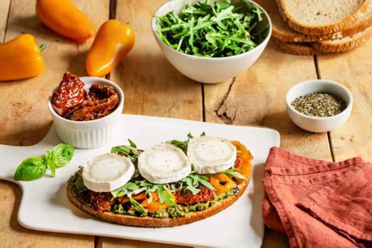 Grandes tartines au pesto, légumes confits et chèvre herbes de Provence