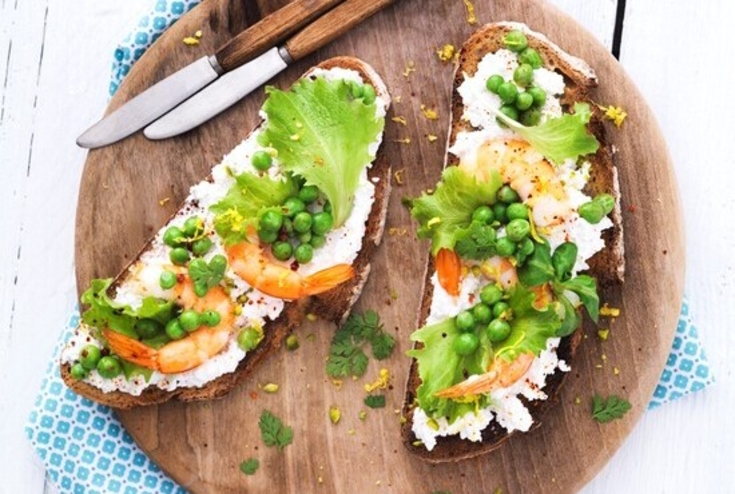 Tartine de chèvre fouetté, petits pois et crevettes