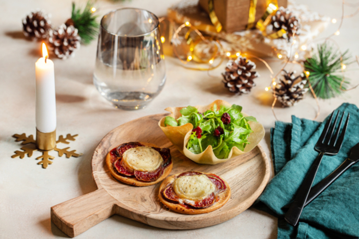 Tartes fines sucrées salées au chèvre fondu et figues accompagnées d’une salade