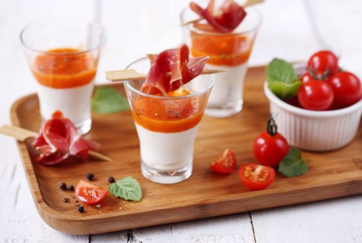 Verrine au yaourt de chèvre nature, gaspacho menthe et jambon cru