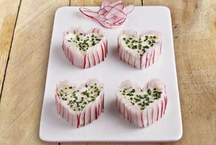 Mini charlottes de radis rose au chèvre frais en forme de cœur