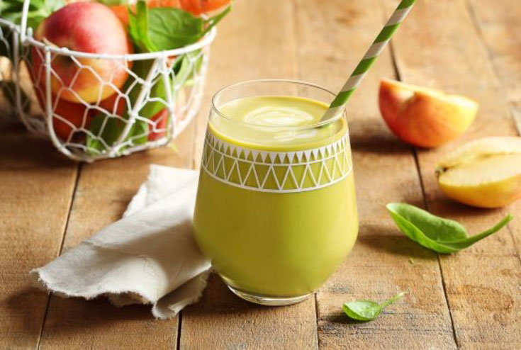 Verre de jus détox au yaourt de lait de chèvre, carottes, pommes, épinard