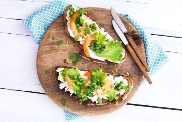 Tartines apéritives chèvre fouetté petits pois et crevettes