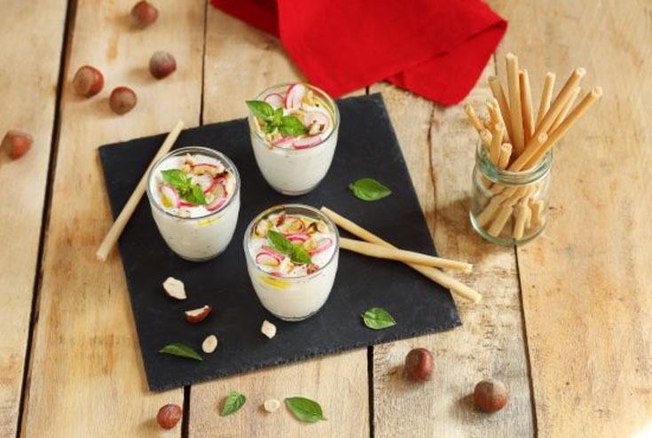 Apéritif léger : mousse de chèvre frais au gingembre, noisettes concassées et tranches de radis