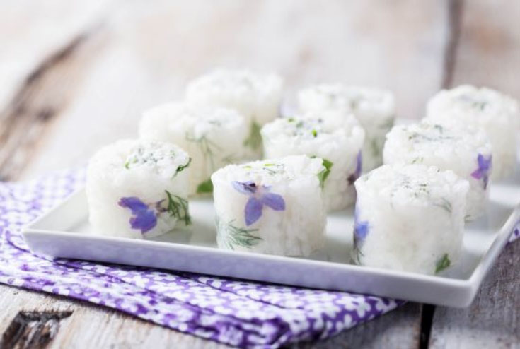 Maki blanc au chèvre frais, herbes fraîches et fleurs comestibles