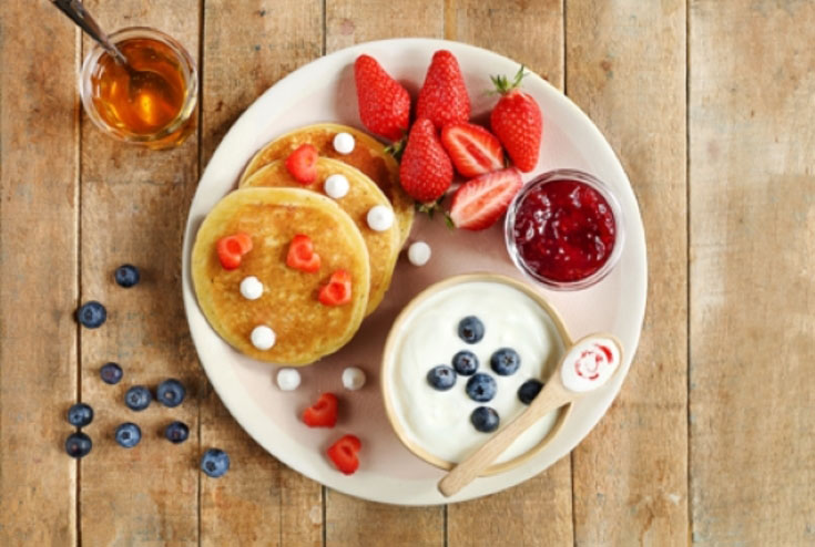 Petit déjeuner gourmand et sain avec du fromage frais de brebis