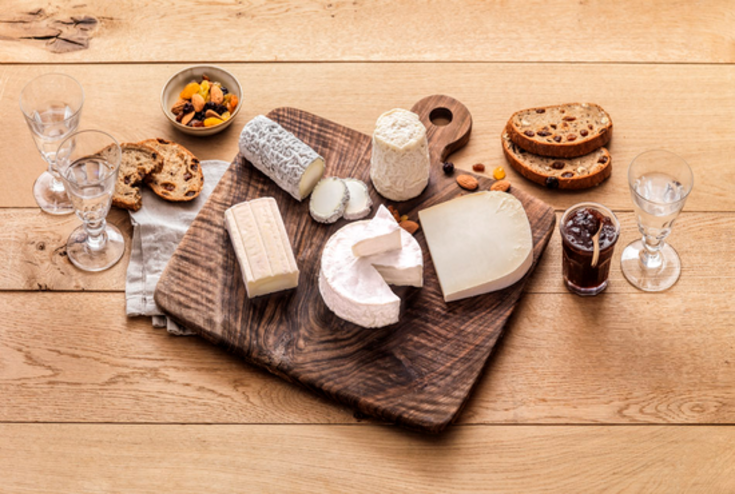 Plateau de fromage de chèvre, confitures et fruits secs