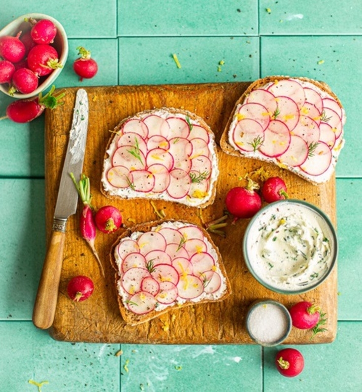 Tartines de radis et fouetté de chèvre