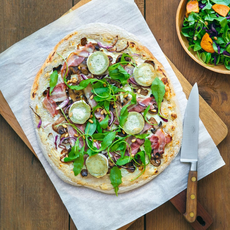 Pizza d'automne au chèvre et roquette