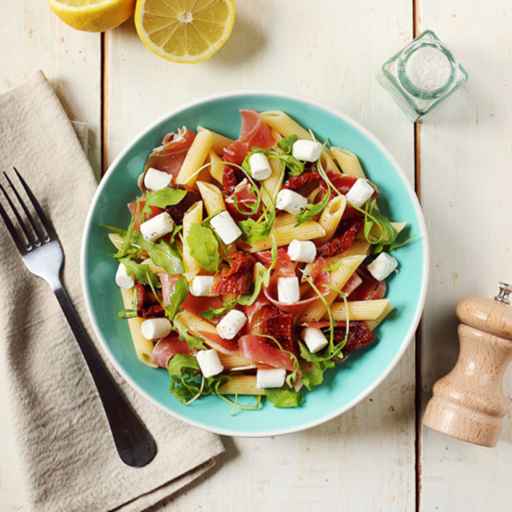 Salade estivale de pâtes au jambon cru et tomates confites