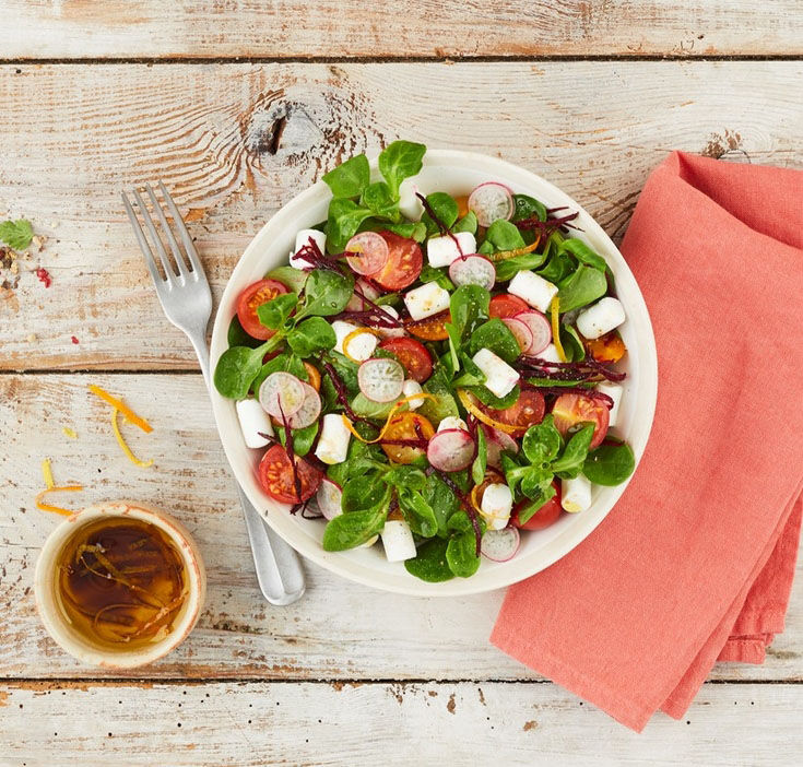 Salade mache tomates betterave chèvre avec vinaigrette aux zestes d'orange