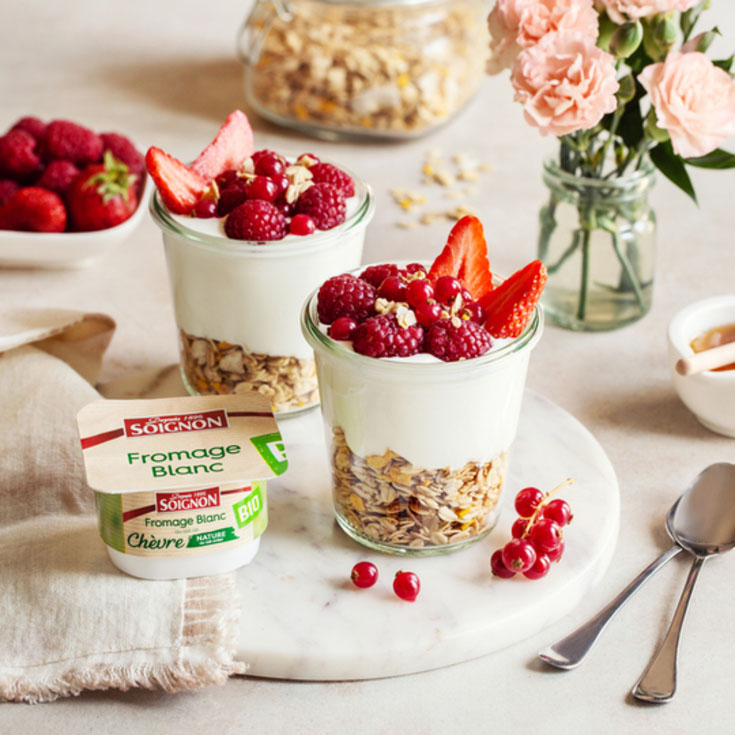 Verrines de granola, fruits rouges et fromage blanc de chèvre