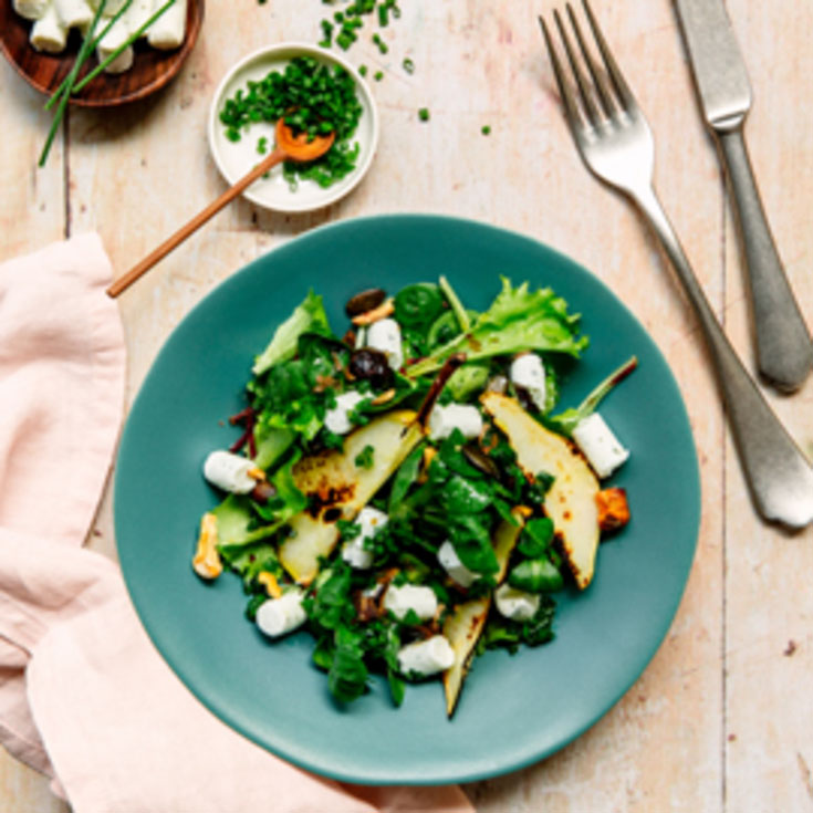 Salade poires grillées, bûchettes de chèvre et ciboulette