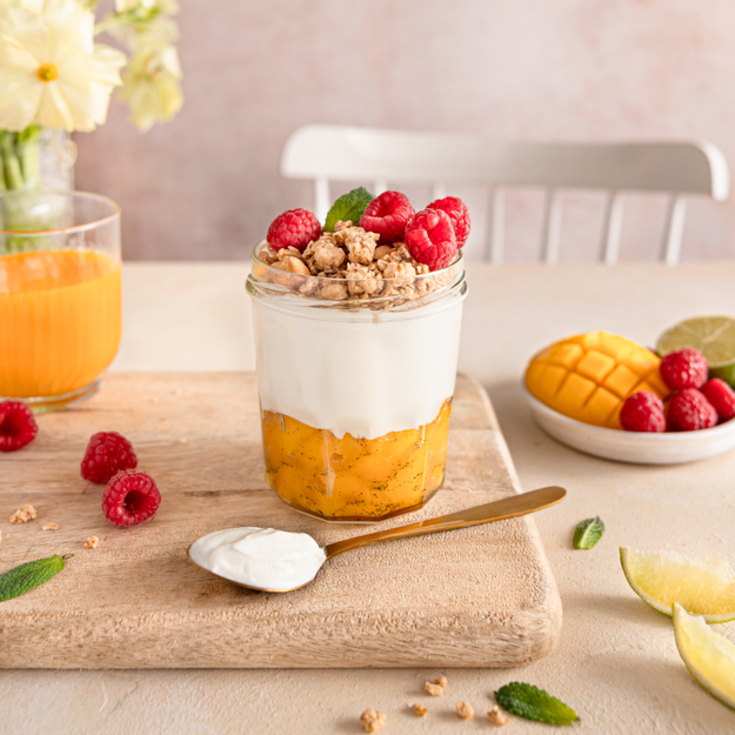 Verrine granola, mangue, framboise et skyr nature