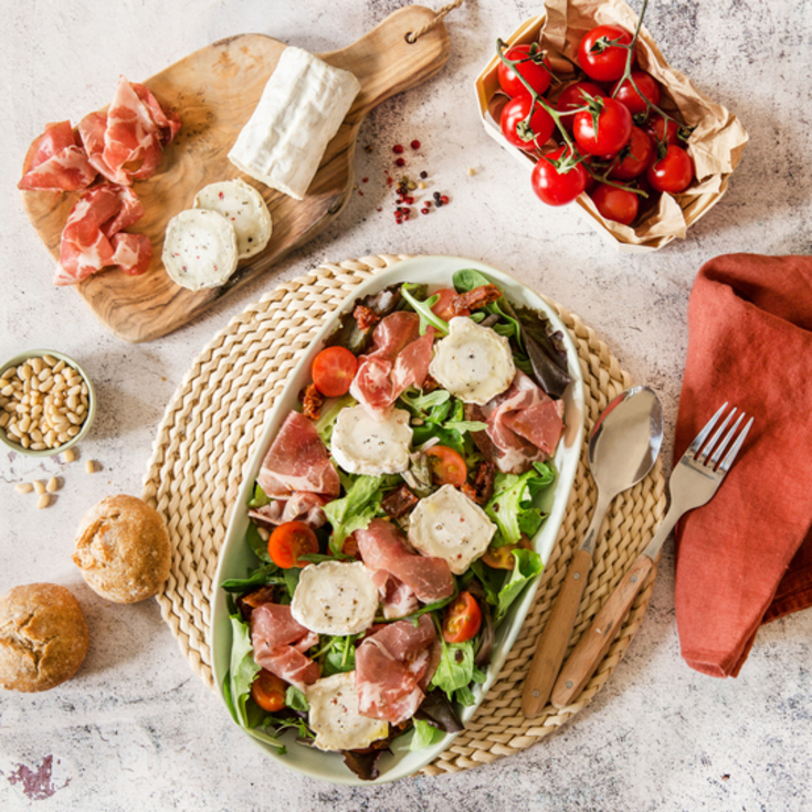 Salade de mesclun, tomates, coppa et  chèvre