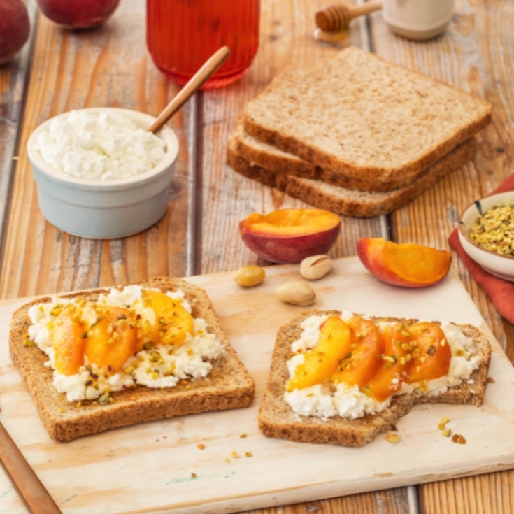 Tartines pêches et chèvre