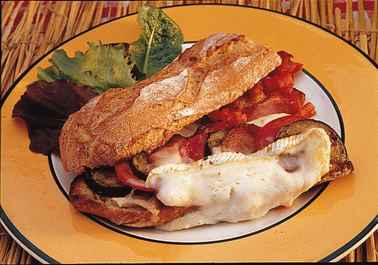 Baguette au fromage de chèvre et lard rôti