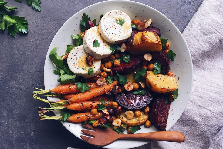 Bowl de légumes rôtis et chèvre frais