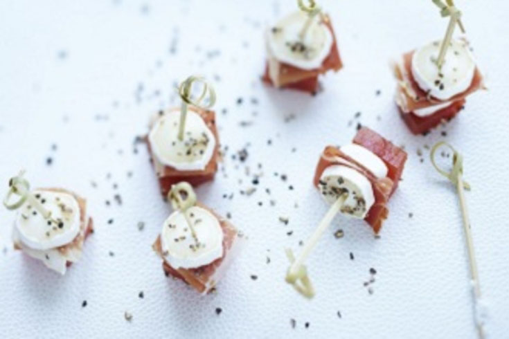 Brochettes de pâte de coing, chèvre et jambon cru