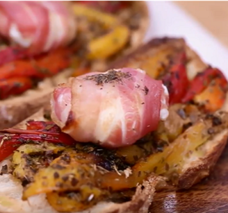 Bruschetta de chèvre au lard et poivrons grillés