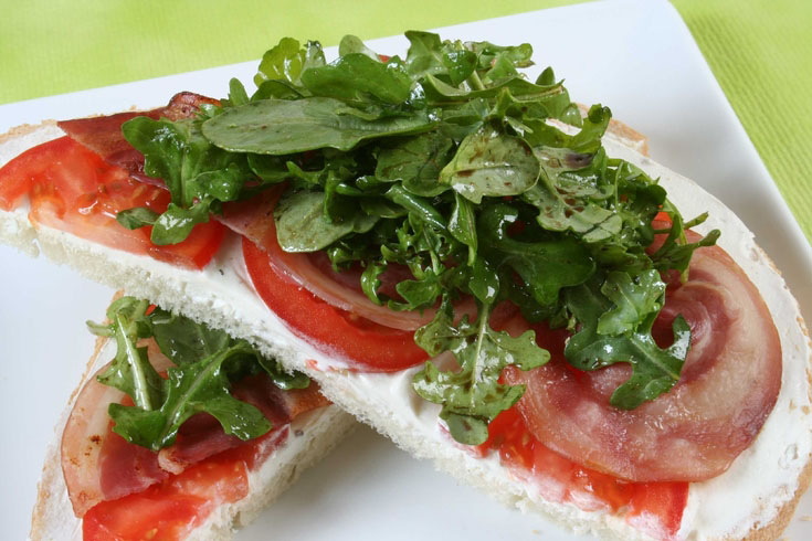 Bruschetta de fromage de chèvre aux tomates et pancetta