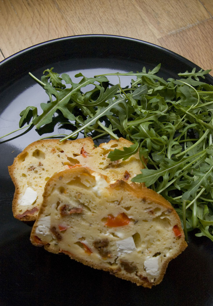 Cake au chèvre, poivrons et tomates confites