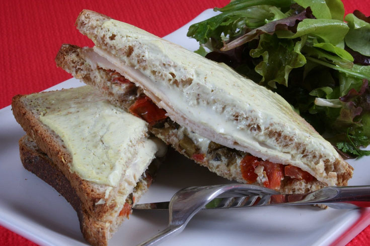 Croque monsieur au fromage de chèvre, poulet et légumes confits 