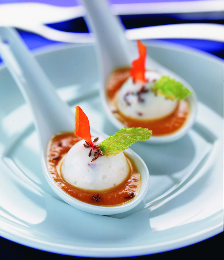 Dôme de bavaroise de chèvre avec coulis de carottes