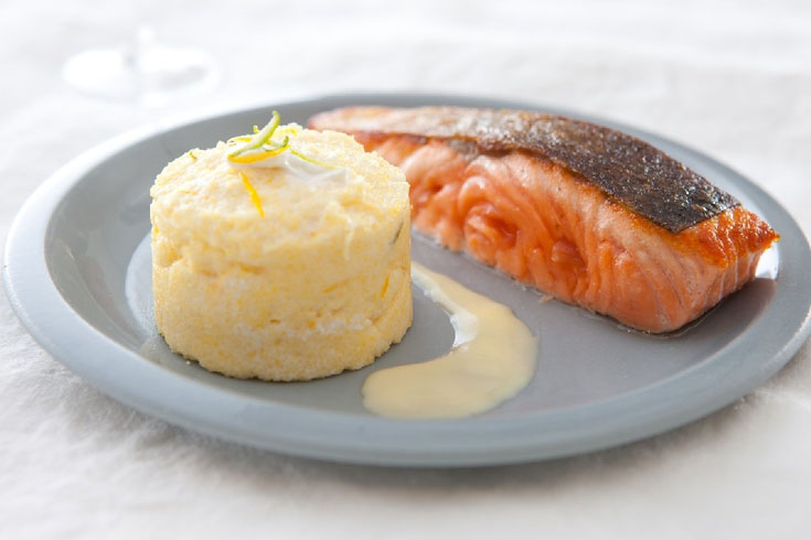 Dos de saumon à la polenta au chèvre et aux agrumes