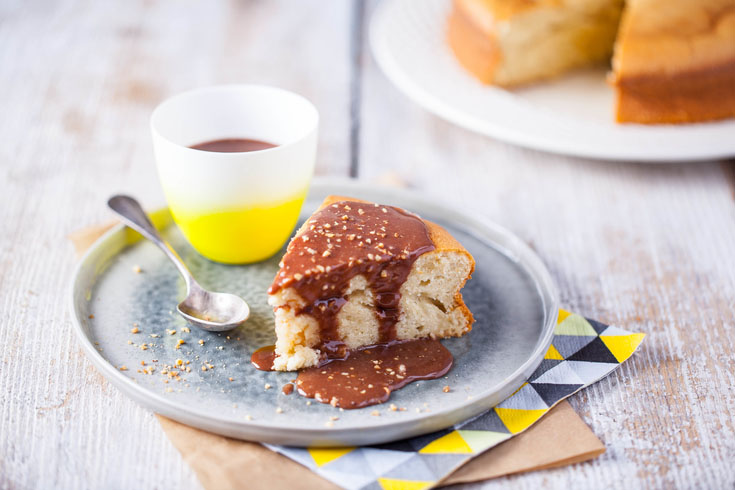 Gâteau plume au yaourt de chèvre et sauce praline