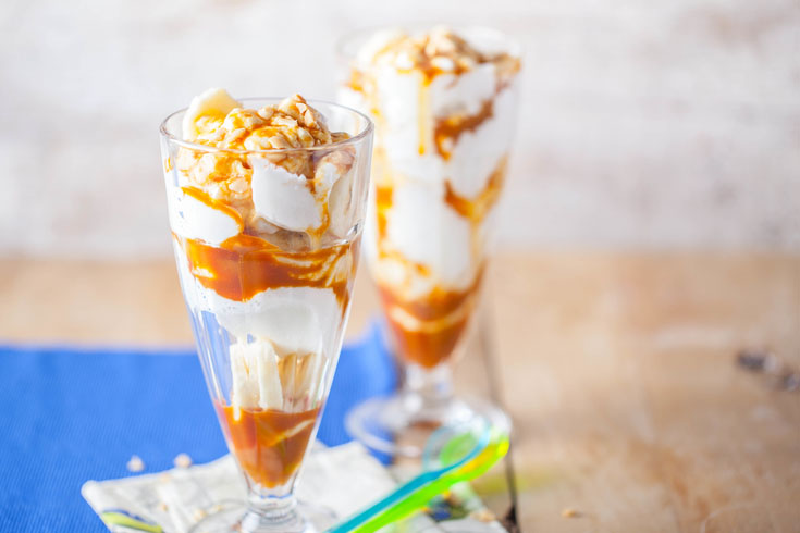 Mousse de fromage, banane et sauce caramel au beurre salé