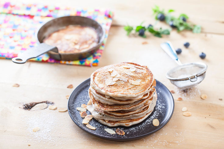 Pancakes au yaourt de lait de chèvre aux myrtilles et amandes