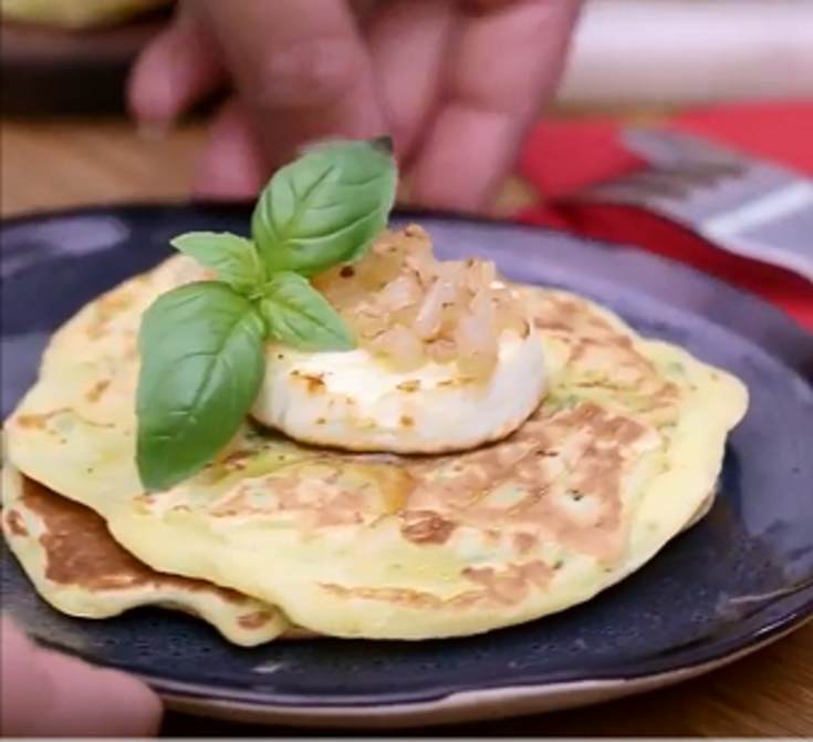 Pancakes de courgettes parmesan et palet de chèvre nature Soignon