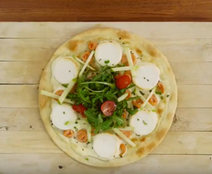 Pizza au chèvre, saumon fumé et Granny Smith