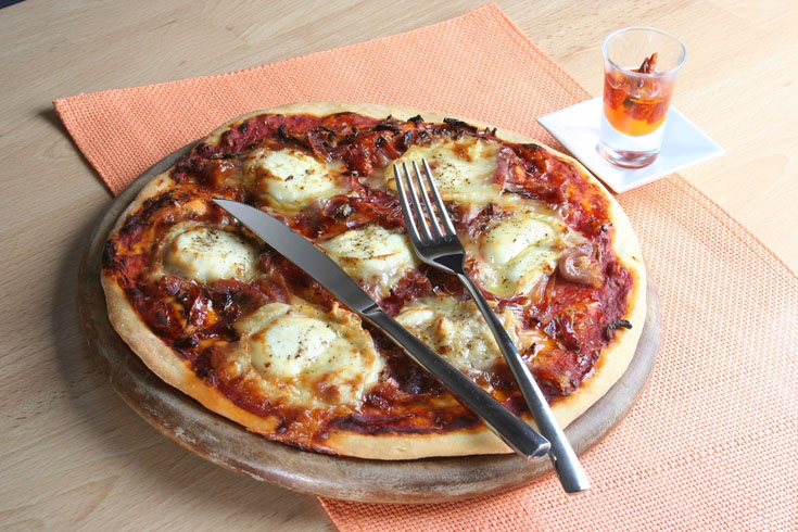 Pizza au chèvre, tomates et origan