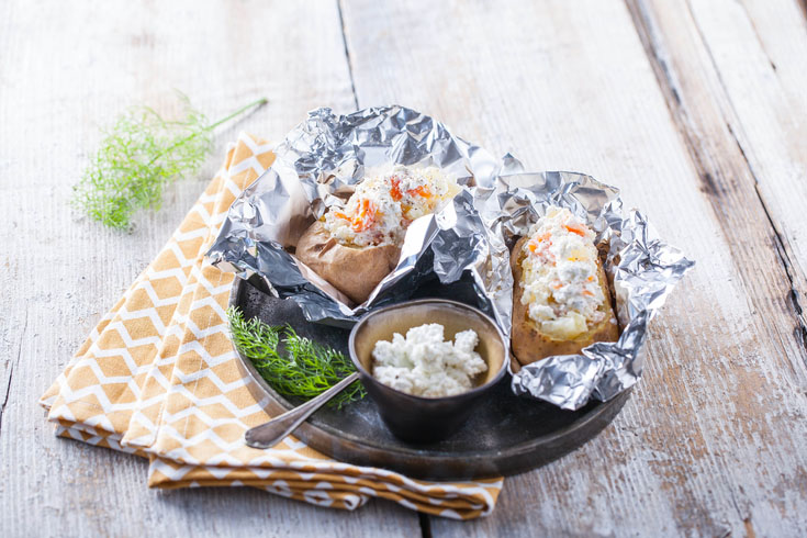 Pommes de terre farcies au chèvre ail et fines herbes et saumon fumé