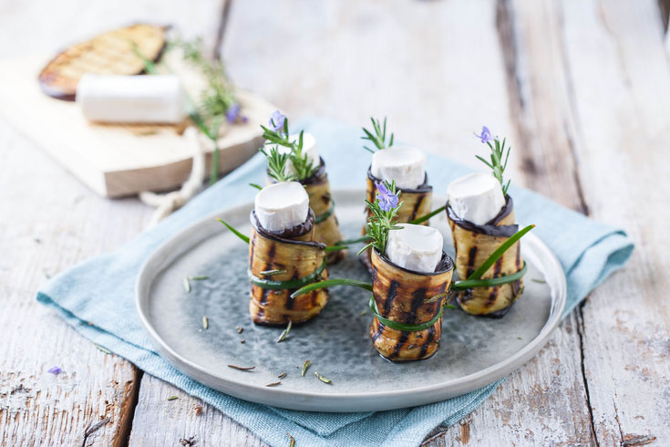 Roulés d'aubergines grillées au chèvre et romarin