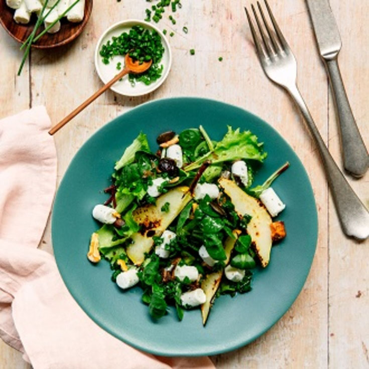 Salade aux poires grillées et bûchettes de chèvre aux herbes