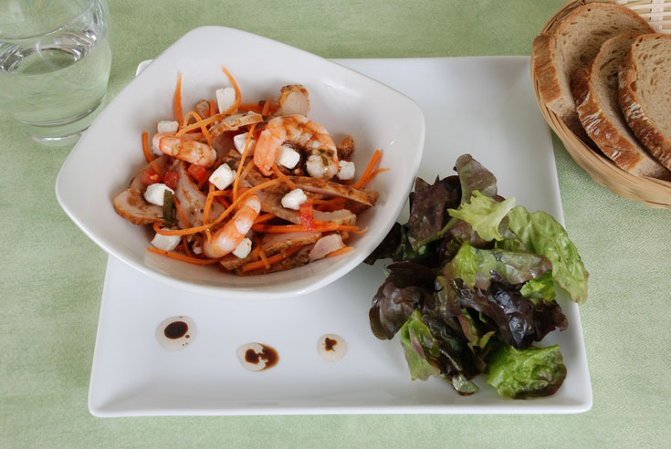 Salade de chèvre au poulet, crevettes et tomates