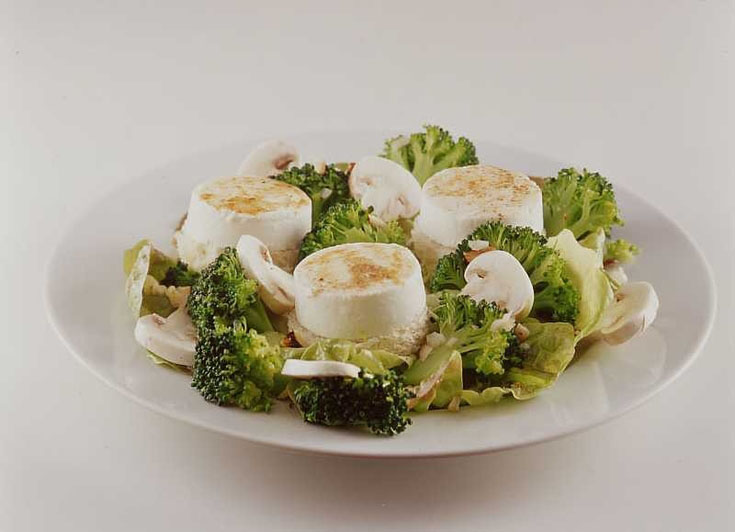 Salade de chèvre aux brocolis, champignons et noisettes