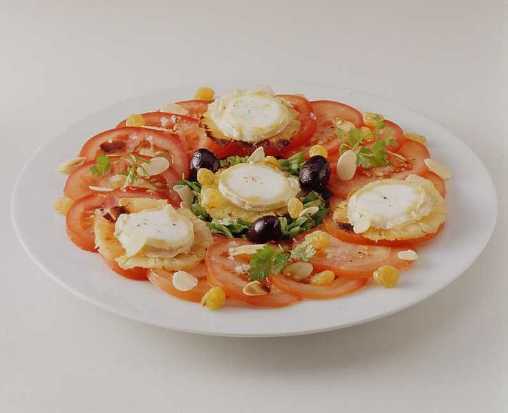 Salade de chèvre chaud à l'ananas, tomates et amandes