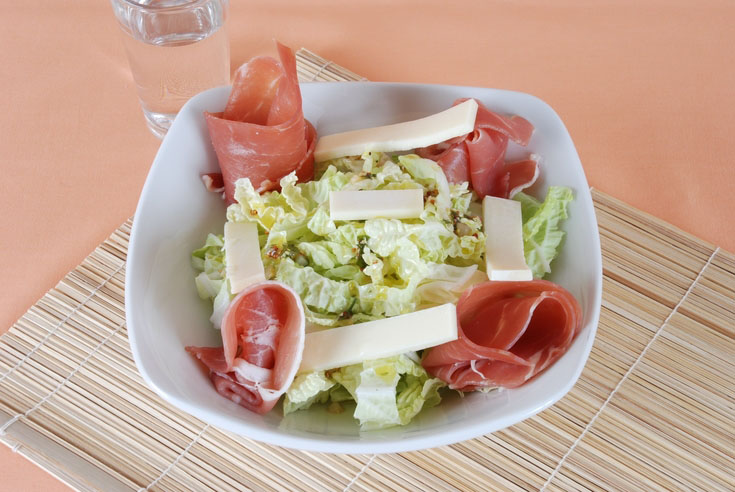 Salade de chèvre, jambon sec et chou chinois