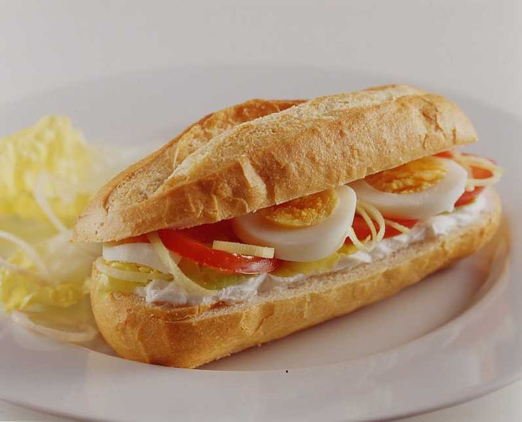 Sandwich au chèvre, œufs et tomates