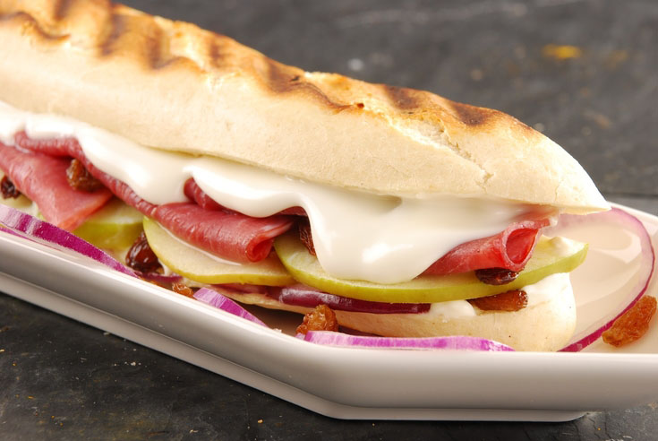 Sandwich panini au chèvre, pommes et bacon