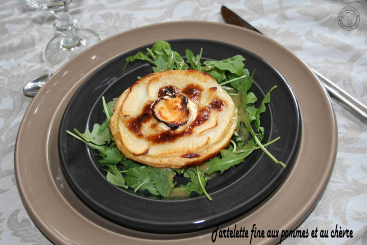 Tartelette fine aux pommes et au chèvre, roquette vinaigrette au miel