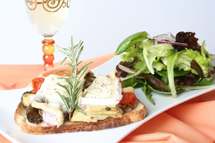 Tartine de chèvre, artichauts et aubergines