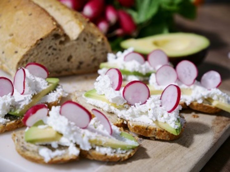 Tartine de chèvre, avocat, radis